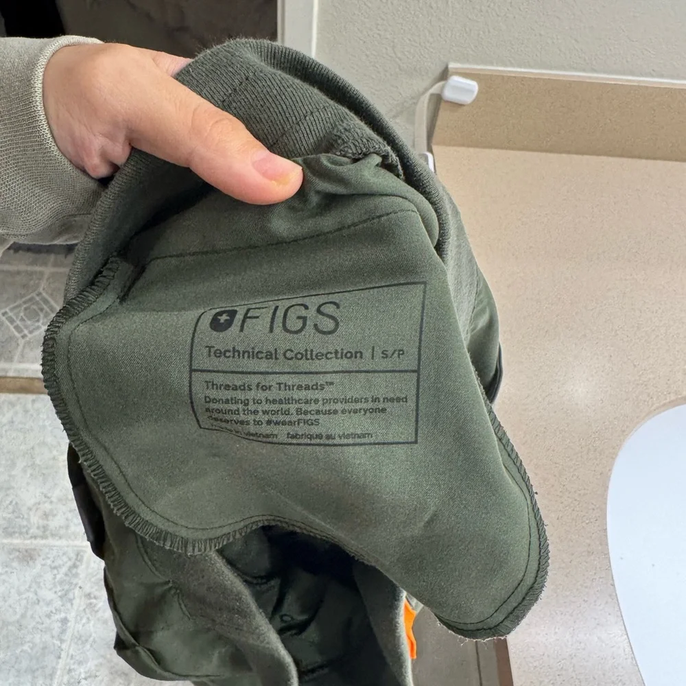 Figs moss green joggers - Picture 4 of 5